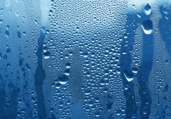Τι μπορώ να κάνω εάν το νερό συμπυκνωθεί στα παράθυρα ή σε άλλα δομικά στοιχεία;